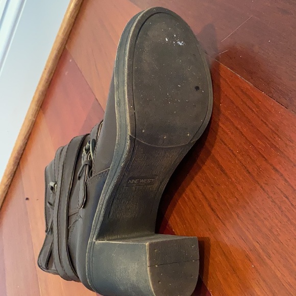 Nine West Heeled Brown boots with buckled detailing. Size 9M in Good Condition - Picture 3 of 7